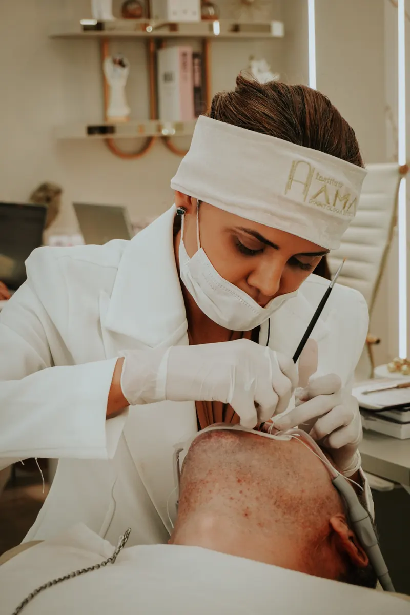 Profissional do Instituto Ama trabalhando no sorriso de um paciente