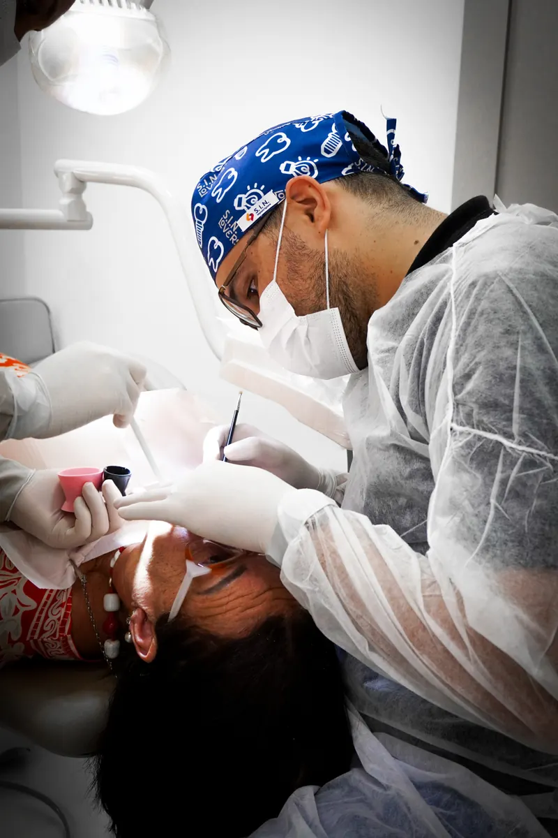 Dentista do Instituto Ama durante um procedimento no consultório