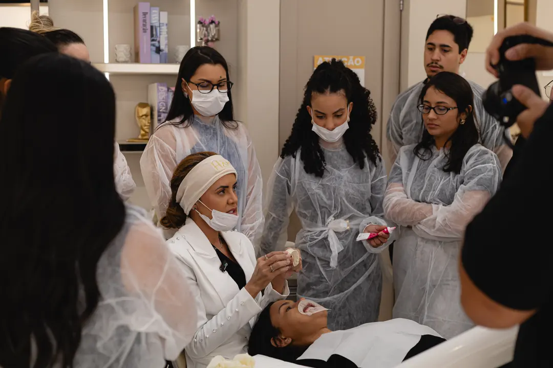 Alunos observando de perto um procedimento em paciente real